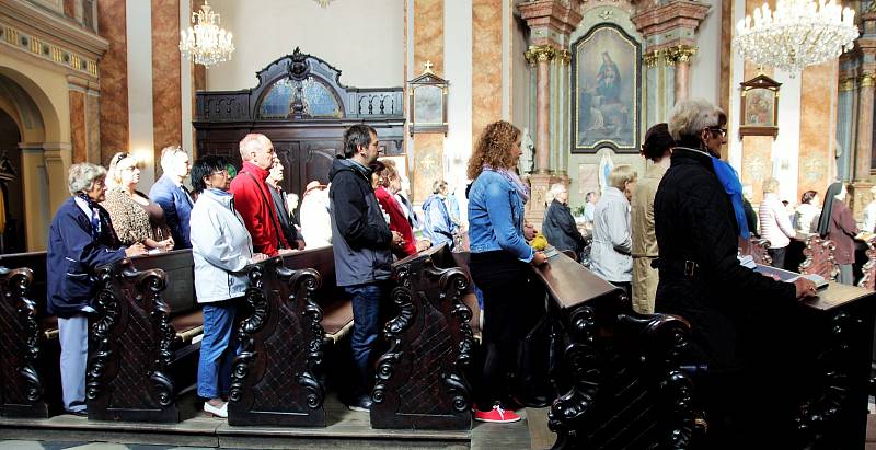 Na dni otevřených dveří vyškovského gymnázia se při oslavách 120 výročí sešli studenti, profesoři i absolventi, farář sloužil mši v kostele.