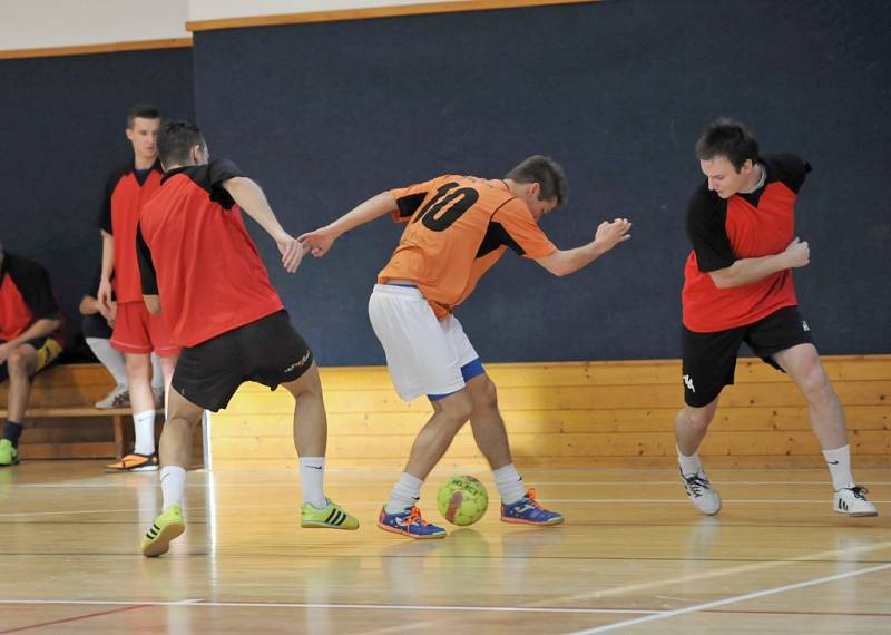  Podstatou zimního futsalového Orel cupu je především povánoční setkání dlouholetých sportovních kamarádů. Ale ti si zároveň v zápasech nic nedarují zadarmo. O rušné a bojovné situace nikdy není nouze, což dokladuje i snímek. 