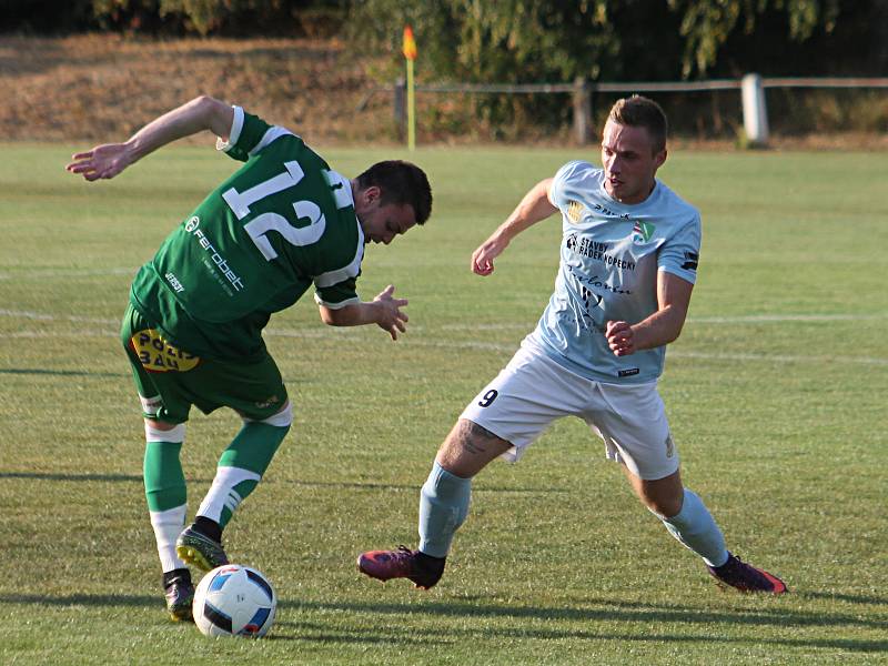 Ve druhém kole krajského přeboru prohráli fotbalisté Tatranu Rousínov (zelené dresy) doma se Sokolem Krumvíř 1:2.