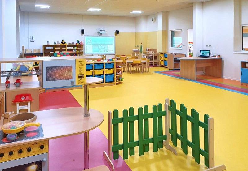 Nová třída mateřské školy obsahuje moderní vybavení a hračky.