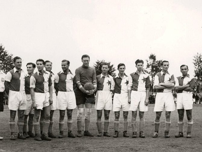 Slavia Praha ve Vyškově v roce 1943. První zleva je Josef Bican.