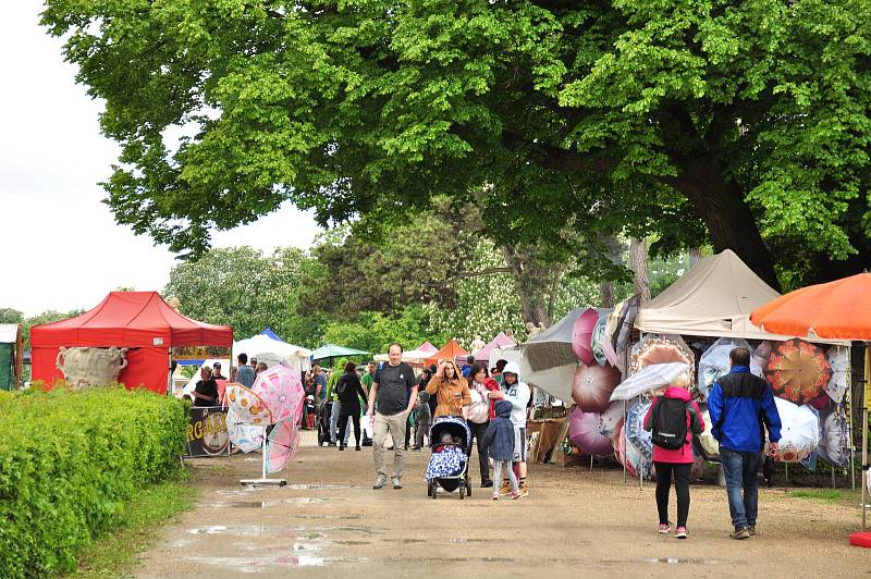 Zámecký park ve Slavkově byl poslední květnovou sobotu plný pohádkových bytostí. Lidé si užili také jarmark. Pořadatelé rozdali odměny 3,5 tisícům dětí.