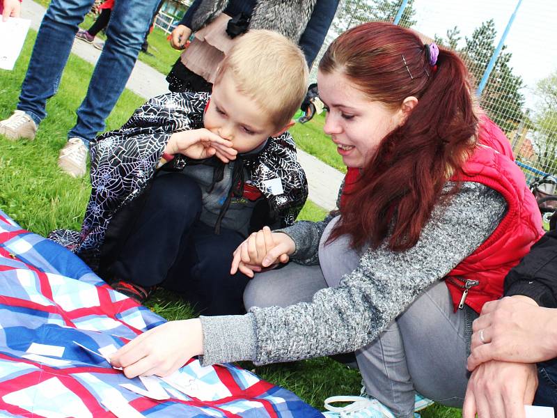 Vyrobit kouzelný lektvar, zasoutěžit si o nejlepší kostým, obdivovat výkony siláka Franty nebo také asistovat při zapalování vatry. To vše mohli čarodějnice a čarodějové o Filipojakubské noci, respektive odpoledni v Křenovicích.