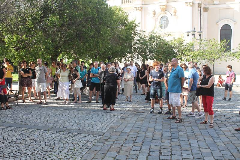 Před budovou Knihovny Karla Dvořáčka se sešly desítky lidí demonstrujících proti premiéru Babišovi a ministryni Benešové