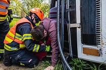 Hasiči společně s policisty a záchranáři u Kozlan nacvičovali zásah po nehodě autobusu a osobního auta.