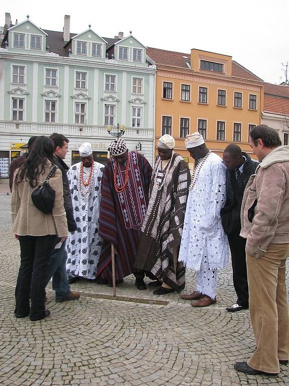 Na přátelskou návštěvu do Vyškova přijel král Lagosu Oba Adebayo Oluwagbohun Adetunji (v červeném) se synem a s delegací. 