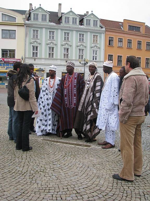 Na přátelskou návštěvu do Vyškova přijel král Lagosu Oba Adebayo Oluwagbohun Adetunji se svým synem a s delegací. 