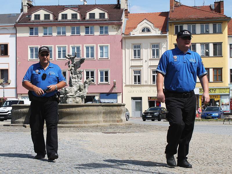 Vyškovští strážníci na Masarykově náměstí.