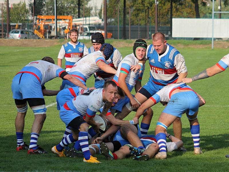 Velkou ragbyovou bitvou byl zápas 1. ligy Jimi RC Vyškov (modré dresy) - Mountfield Říčany. Domácí nakonec ubránili těsné vítězství 26:25.