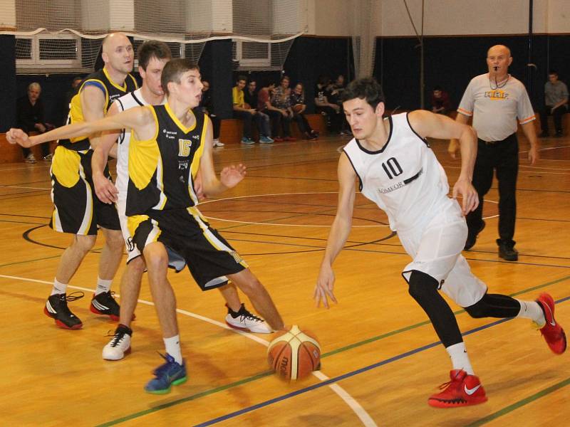 Vyškovští basketbalisté (v tmavém) během zápasu šlapanického soupeře přehrávali, ale v závěru se strachovali o výsledek. 