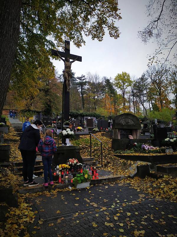 Hroby svých blízkých upravovali také návštěvníci městského hřbitova v Bučovicích.