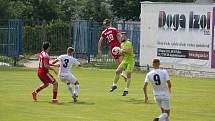 Fotbalisté Vyškova si Uničovem vyzkoušeli své nové domácí prostředí pro II. ligu na stadionu v Drnovicích.