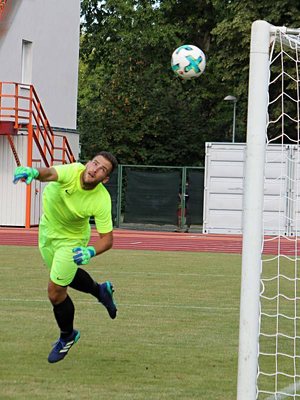 V jihomoravském derby 2. kola Moravskoslezské ligy zvítězili fotbalisté Líšně (modré dresy) ve Vyškově 2:0.