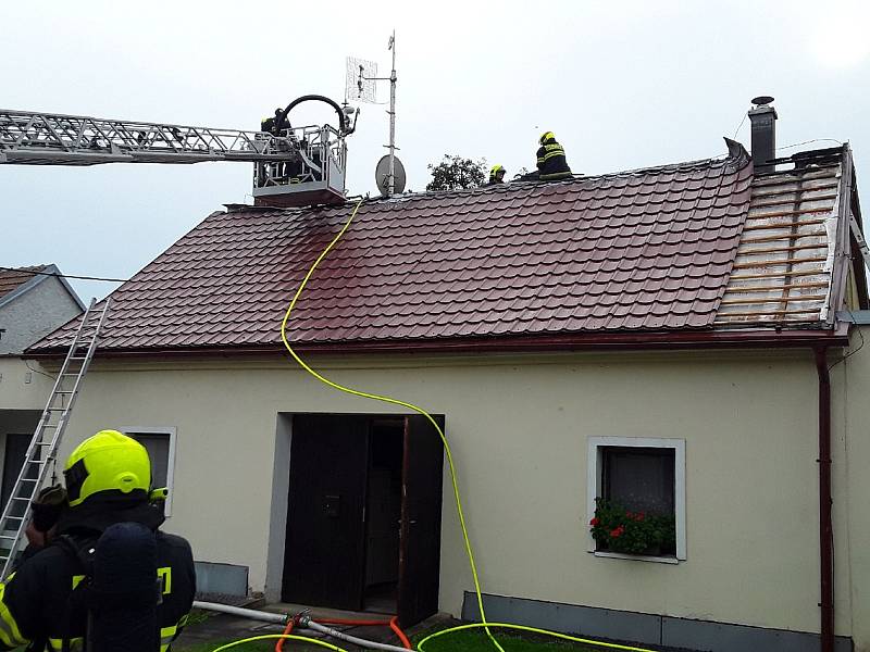 V Hlubočanech zasahovali hasiči při požáru střechy rodinného domu.