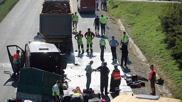 Nehoda na dálnici D1 nedaleko Komořan si ve čtvrtek vyžádala pět životů. V pondělí přibyla šestá oběť - žena zemřela v nemocnici.