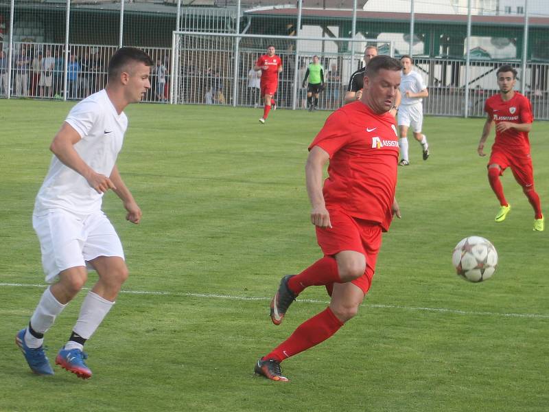 V dohrávce 16. kola krajského přeboru fotbalistů remizoval  Tatran Bohunice (v červeném) s FC Bučovice 1:1.