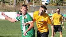 V utkání krajského přeboru fotbalistů porazil Tatran Rousínov (zelené dresy) FK Mutěnice 4:1.