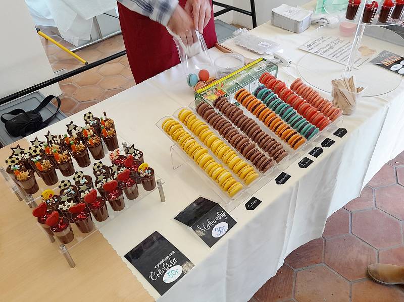 Na čokoládovém festivalu ve Slavkově u Brna nabízí své výrobky pětačtyřicet prodejců.