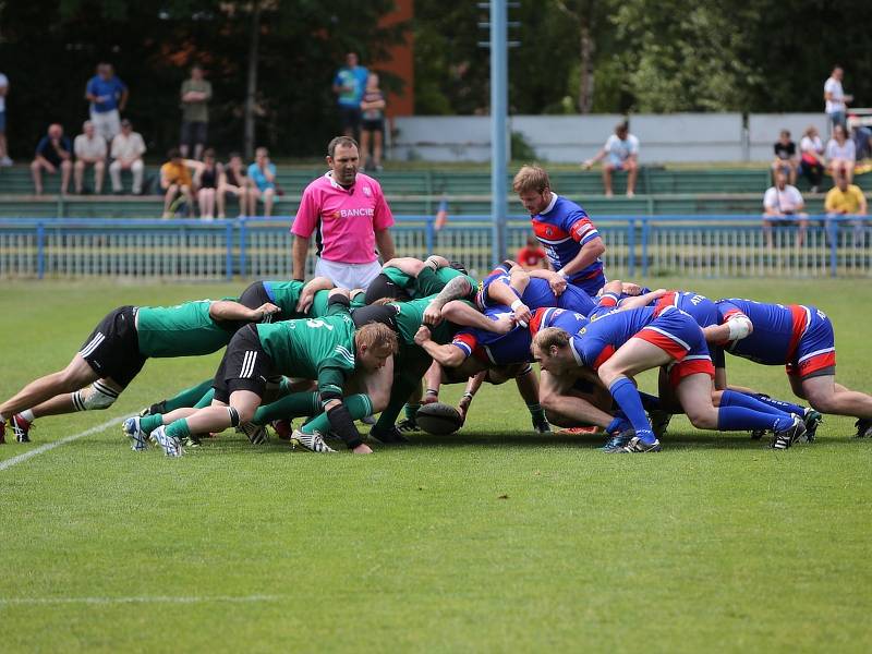 V posledním kole jarní části extraligy ragbistů bylo na pořadu jihomoravské derby Jimi Vyškov - Dragon Brno. Vyškovští (modré dresy) využili domácího prostředí k vítězství 26:16.