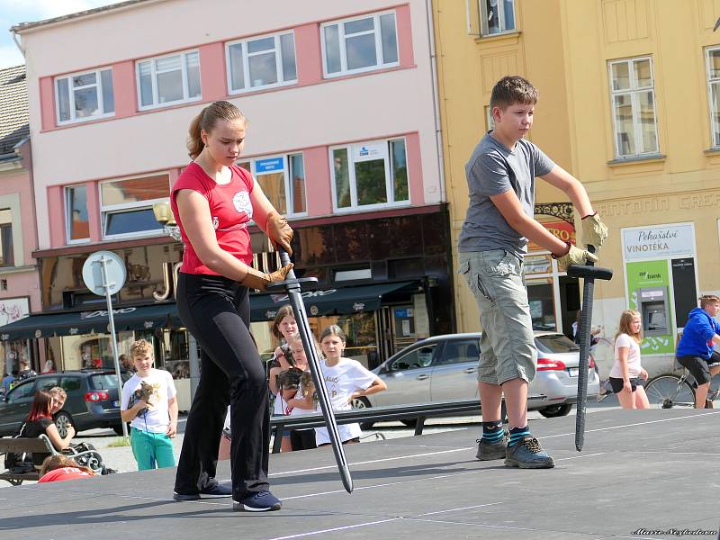 Při Majákovské akademii představily děti a mládež ukázky různých činností, kterým se věnují v kroužcích.