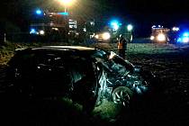 Tragická dopravní nehoda u Nesovic na Vyškovsku. Osmnáctiletý řidič nezvládl zatáčku, sedmnáctiletý nepřipoutaný spolujezdec při havárii zemřel.