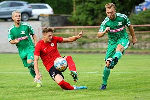 Cený bod za remízu v 3:3 přivezli fotbalisté Tatranu Rousínov (zelené dresy) z Boskovic.