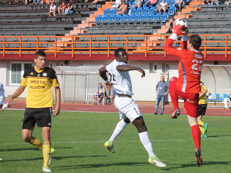 V utkání Moravskoslezské fotbalové ligy prohrál MFK Vyškov (bílé dresy) s FC Hlučín 0:1.