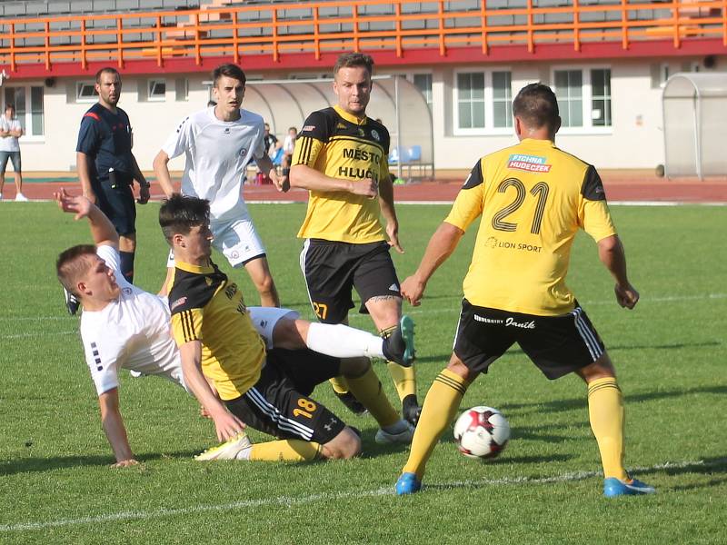 V utkání Moravskoslezské fotbalové ligy prohrál MFK Vyškov (bílé dresy) s FC Hlučín 0:1.