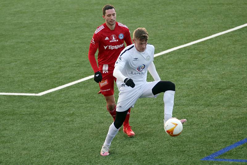 Fotbalisté MFK Vyškov (bílé dresy) rozehráli Zimní Tipsport ligu porážkou se Sigmou Olomouc 2:4.