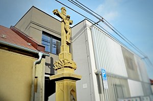Restaurování kříže dokončili řemeslníci ve Vyškově na Purkyňově ulici.
