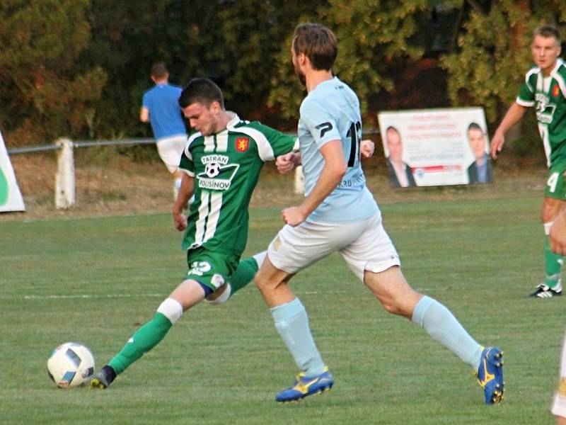 Ve druhém kole krajského přeboru prohráli fotbalisté Tatranu Rousínov (zelené dresy) doma se Sokolem Krumvíř 1:2.