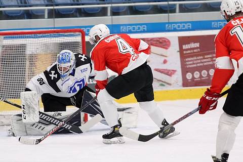 Úvodní utkání II. ligy hokejisté Vyškova (červené dresy)  vyhráli na ledě Havířova 4:2.