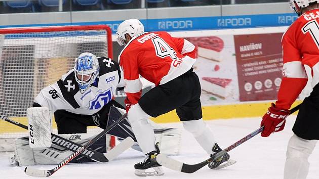 Úvodní utkání II. ligy hokejisté Vyškova (červené dresy)  vyhráli na ledě Havířova 4:2.