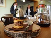 Ve Slavkově u Brna se konal jubilejní 20. ročník juniorské barmanské soutěže Metelka Austerlitz Cup a současně 5. ročník soutěže v přípravě čaje a čajových nápojů.