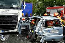 Jedno těžké a jedno lehčí zranění si vyžádala nehoda osobního auta s cisternou u Slavkova u Brna.