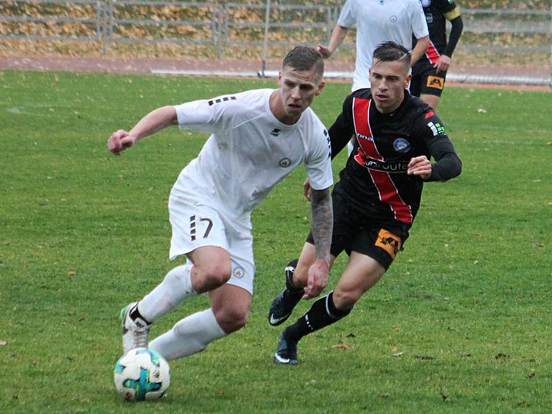 Ve 13. kole Moravskoslezské ligy porazili fotbalisté MFK Vyškov (bílé dresy) MFK Frýdek-Místek 2:1.