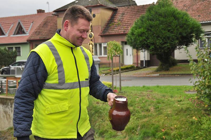 S humorem se Vítovičtí hospodští vyrovnali se zavřenou hospodou. Pivo vylili do potoka, ale přitom pobavili štamgasty.