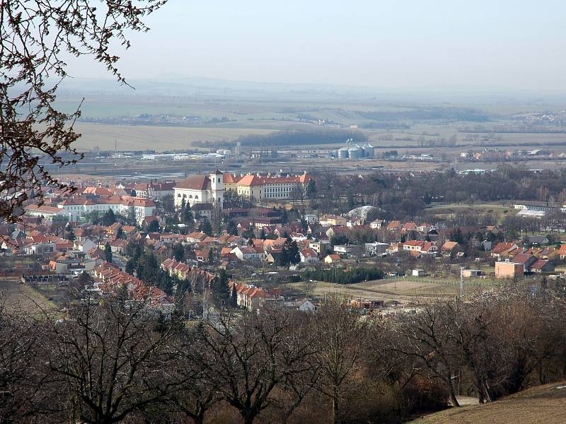 Slavkov u Brna - ilustrační foto (pohled z kopce od kaple svatého Urbana). 