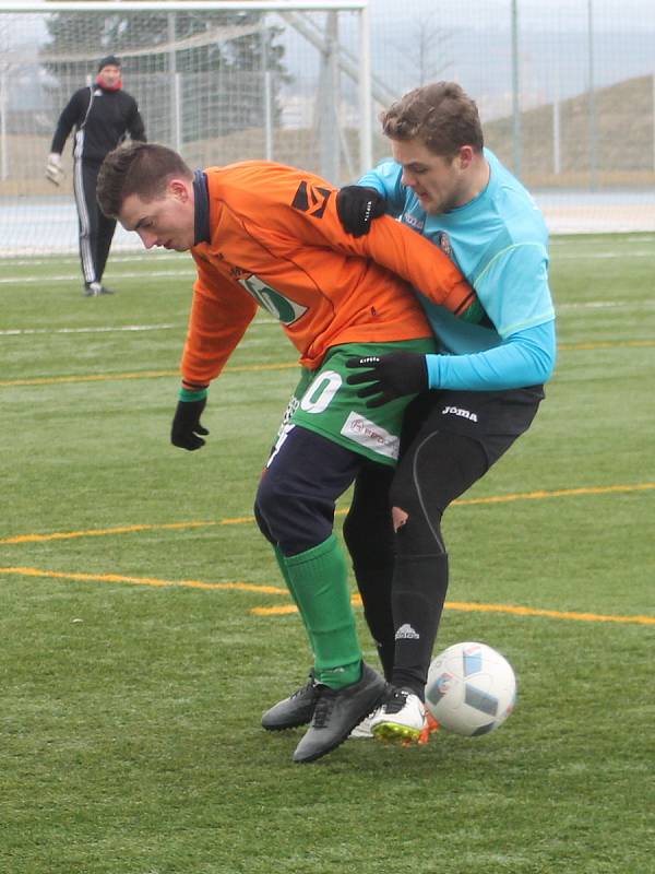 V posledním přípravném utkání na jarní start krajského přeboru prohráli fotbalisté Tatranu Rousínov (v oranžových dresech) se Spartakem Velká Bíteš 2:4.