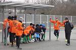 V posledním přípravném utkání na jarní start krajského přeboru prohráli fotbalisté Tatranu Rousínov (v oranžových dresech) se Spartakem Velká Bíteš 2:4.