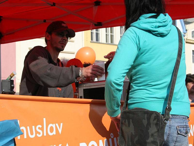 Poprvé od středečního napadení se Bohuslav Sobotka představil svým voličům. Stalo se tak na mítinku ve Vyškově.