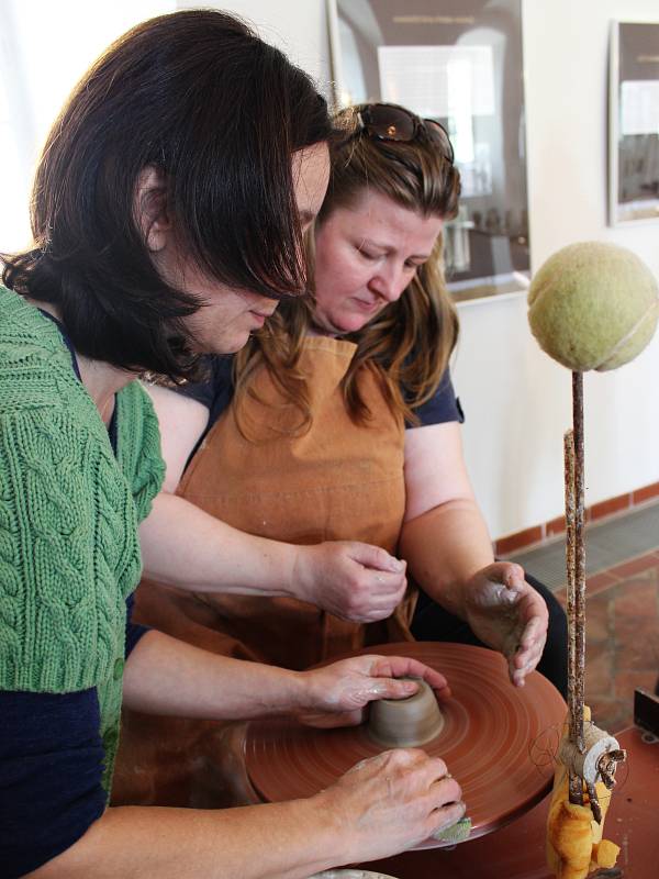 V sobotu poprvé měli lidé v Muzeu Vyškovska možnost vyzkoušet si práci na hrnčířském kruhu. Dospělým i dětem se věnovala výtvarnice z Šárka Rotterová z Olšan.