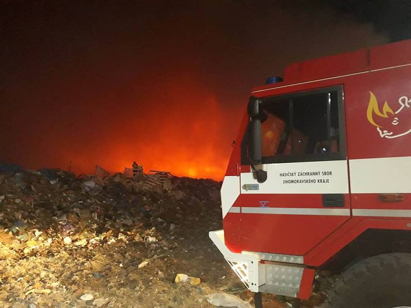 Při požáru skládky v Kozlanech zasahovalo několik desítek hasičských jednotek.