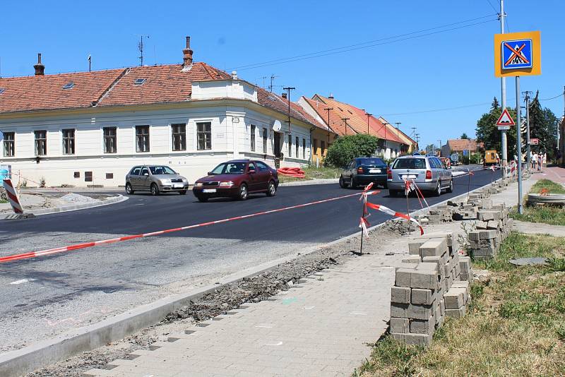 Oprava silnice z Rousínova do Tučap má být hotová do konce září.
