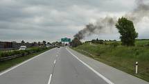 Na 229. kilometru dálnice D1 ve směru na Olomouc uslyšel řidič tahače s návěsem za jízdy ránu a vzápětí zpozoroval dým z motorového prostoru. Zastavil na krajnici a snažil se  za pomoci dalších motoristů oheň uhasit. Požár se však velmi rychle šířil.
