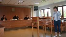 Dnes začal soud s Danou Smutníkovou, která měla zpronevěřit přibližně čtyři miliony korun vyškovské nemocnici. 