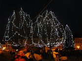 V neděli po setmění zástupci radnice slavnostně rozsvítili vánoční strom ve Vyškově. Diváci zhlédli i kulturní program plný koled. Vánoční strom letos dostala radnice od dárce z Dědic. 