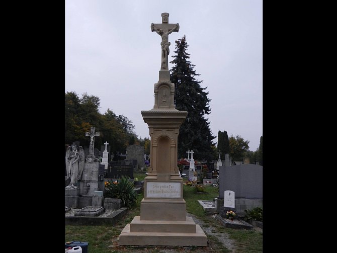 Kříž na lulečském hřbitově se nedávno dočkal opravy.