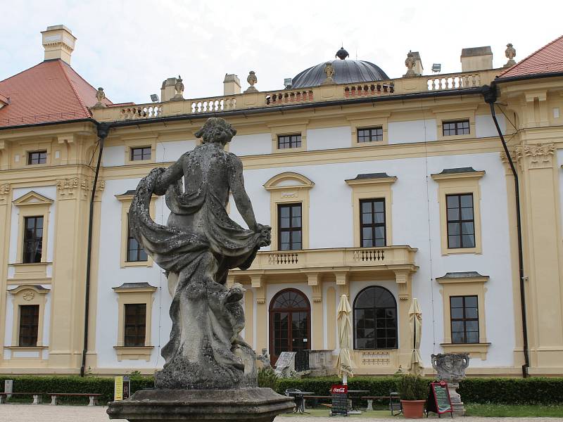 Přestože rozsudek není pravomocný, podle Okresního soudu ve Vyškově patří sochy v areálu slavkovského zámku městu. Může požádat o dotace na opravu.