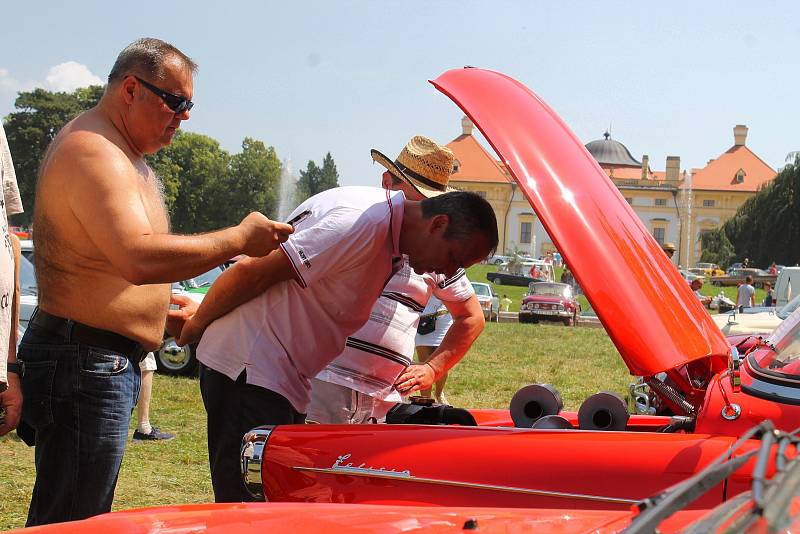 Slavkovský zámek znovu hostil nejen veterány. Oldtimer festival navštívily tisíce lidí.